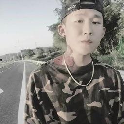 直播吃凉瓜的视频,直播达人挑战吃凉瓜，清凉一夏！