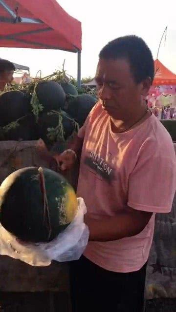 吃西瓜大哥单手劈瓜视频,单手劈瓜神技！吃西瓜大哥挑战极限