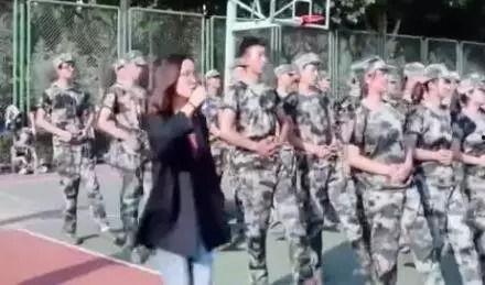 军训女孩原视频吃瓜图片,萌态百出，网友直呼可爱到爆