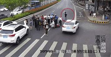 车祸大型吃瓜现场视频,大型吃瓜群众围观